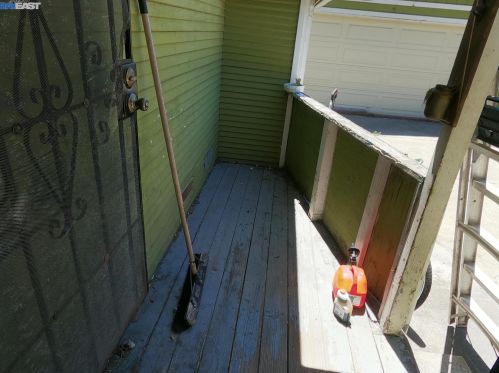 10907 Foothill Blvd, Oakland CA  94605-5203 exterior