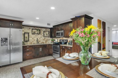 11207 16th St, Hollywood, FL 33026-4426