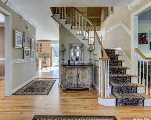 29 Wildflower Dr, San Remo, NY 11754-5049