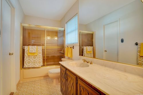 5 Enfield Ln, San Remo NY  11754-4028 exterior