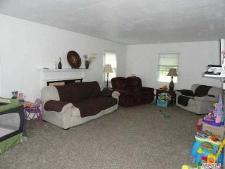 30 Barnwell Ln, Stonybrook NY  11790-2626 exterior