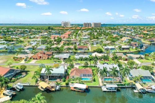 1217 54th St, Cape Coral, FL 33914-7075