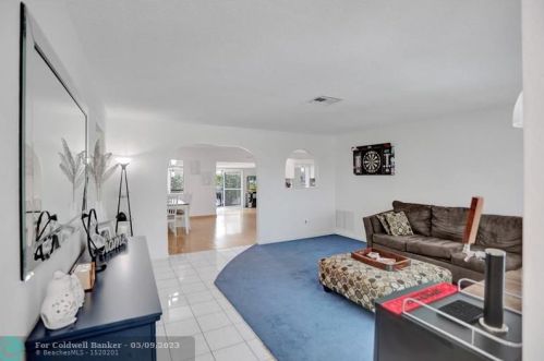 305 4th Ter, Dania Beach FL  33004-4714 exterior