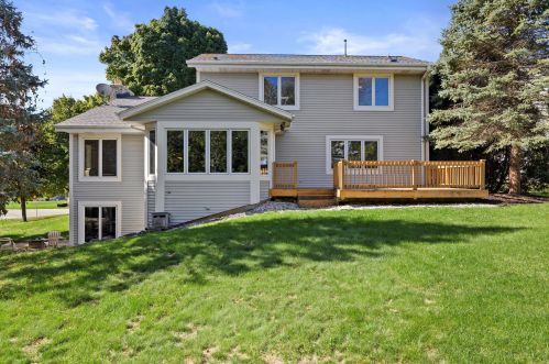 1080 Pioneer Trl, Waukesha, WI 53186-5489