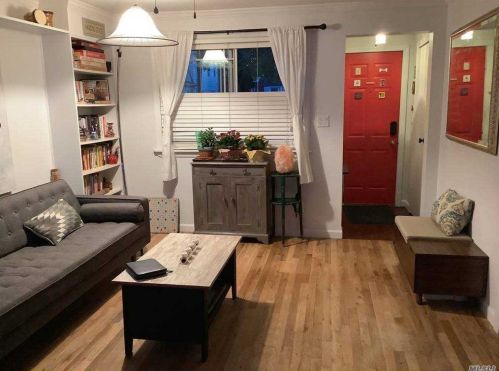 1426 James St, Floral Park, NY 11003-2527