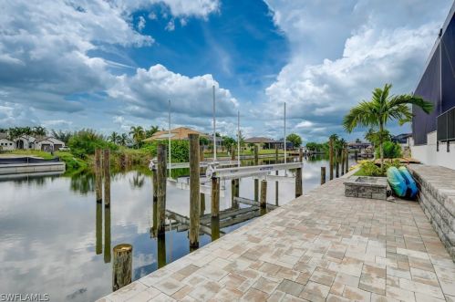 1022 38th Pl, Cape Coral, FL 33993-9311