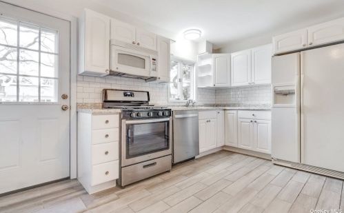 516 Greene Ave, North Lindenhurst NY  11757-3449 exterior