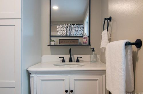 327 Burnham Hwy, Norwich CT  06351-3149 exterior