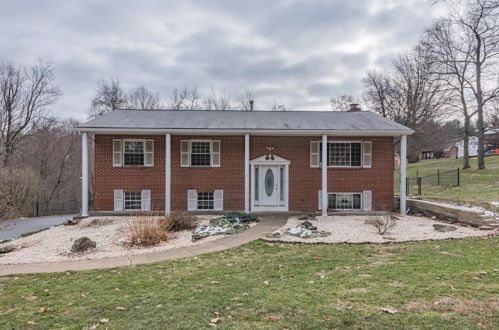 302 Community Park Rd, Vandergrift, PA 15690-2011