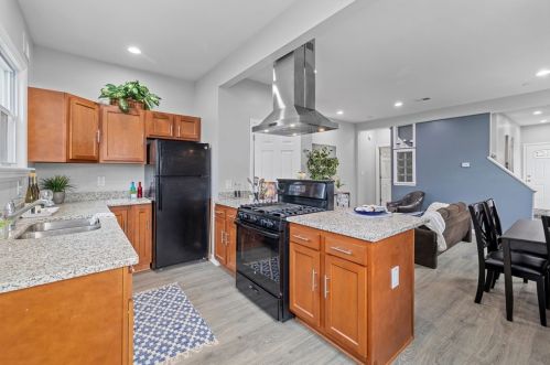 7330 Susquehanna St, Pittsburgh, PA 15208-1943