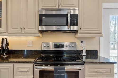 37 Main St, Petersham MA 01366-9502 exterior