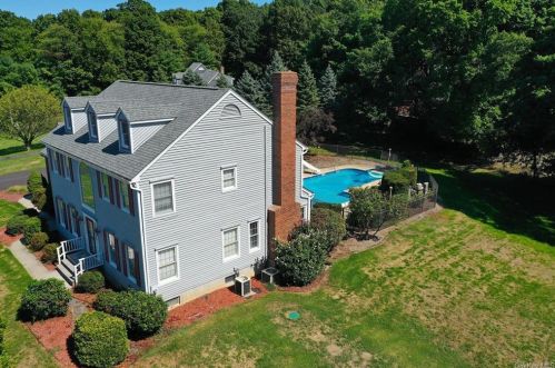 8 Menayas Ct, Washingtonville NY  10992-2032 exterior