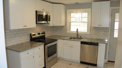 8 Oak Dr, East Hampton CT  06447-1133 exterior