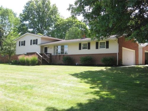 930 Sara Ave, Hartville, OH 44632-9614