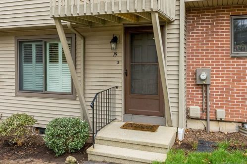 19 Conestoga Way, Glastonbury CT  06033-3303 exterior