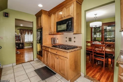 916 Rayhon Ter, Rahway NJ  07065-2153 exterior