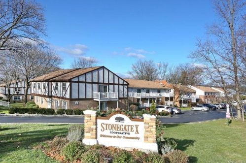208 Parkside Dr, Airmont, NY 10901-7852