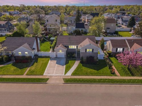 2308 Oakdale Ave, Seaford NY  11783-3141 exterior