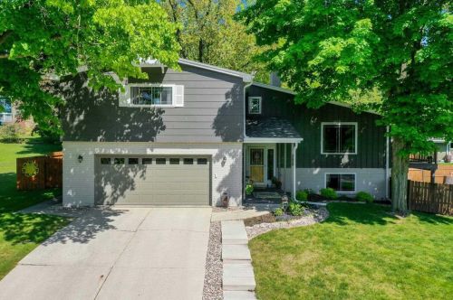 393 Bretcoe Dr, Green Bay, WI 54302-3323
