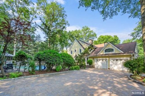 30 Oak Dr, Upper Saddle River NJ  07458-2132 exterior