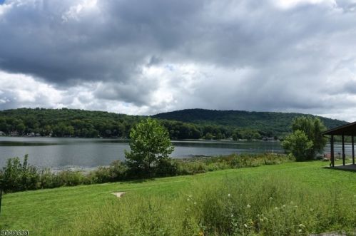 142 Lakeside Dr, Belvidere, NJ 07823-3142