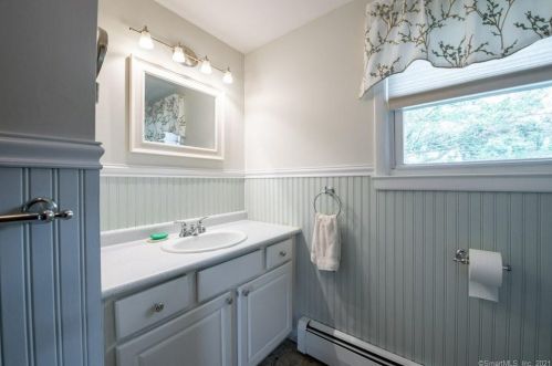 2 Valley Brook Ln, North Haven CT  06473-2638 exterior