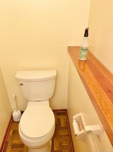 27 Wakeley St, Huntington CT 06484-4511 exterior