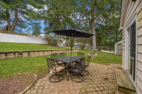 1724 Summit St, Yorktown Hgts NY  10598-4620 exterior