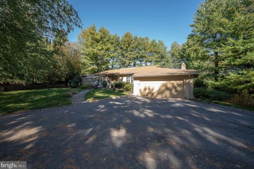 515 Waldron Park Dr, Haverford, PA 19041-1929