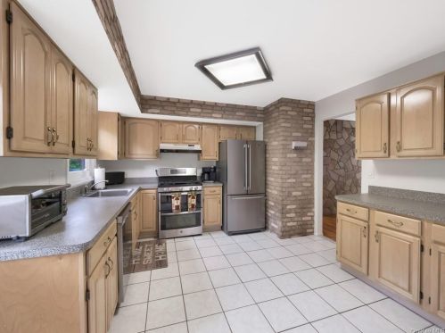 8 Creekview Dr, Thiells NY  10984-1434 exterior