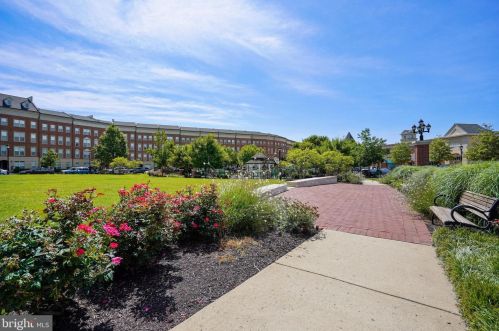 7931 Crescent Park Dr, Gainesville, VA 20155-1571