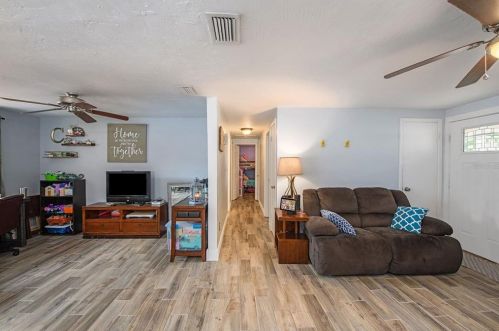 1721 Cromwell Dr, Tarpon Springs, FL 34689-3023