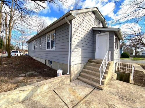 131 2nd St, Huntington Station, NY 11746-1408