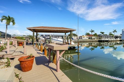 120 Albatross St, Fort Myers Beach, FL 33931-4502