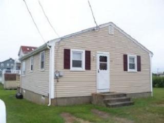 13 Hawthorne Ave, South Kingstown, RI 02882-5821