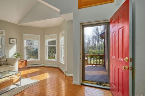 4 Maurerbrook Dr, Fishkill, NY 12524-1100
