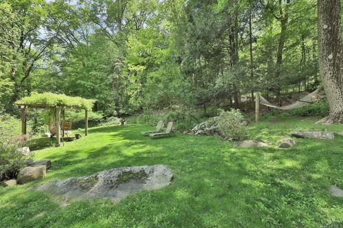 63 Martha Pl, Chappaqua, NY 10514-3121