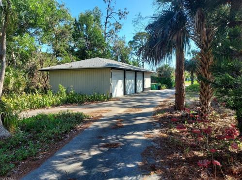 3195 64th St, Naples, FL 34105-7327