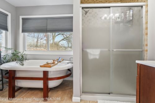 4 Krueger Pl, Middletown NJ  07748-5729 exterior