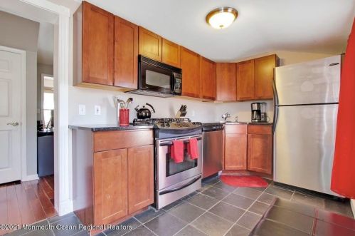 28 Morford Pl, Tinton Falls, NJ 07701-1031