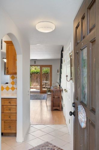 151 Chapel St, Santa Barbara, CA 93111-2327
