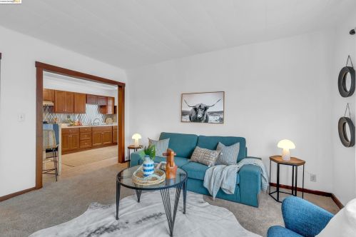 1042 Foothill Blvd, Oakland CA  94606-3016 exterior