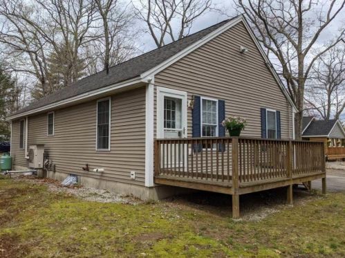 26 Ash St, Northwood NH  03261-3933 exterior