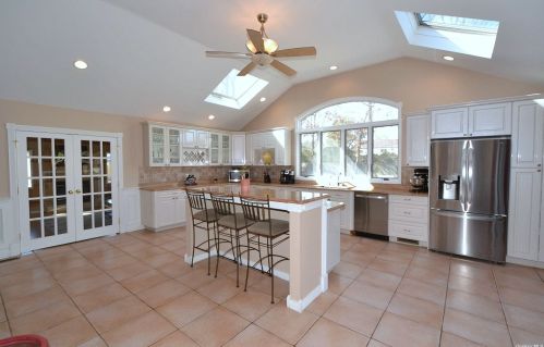 5 Wendy Ct, Mount Sinai, NY 11766-3141