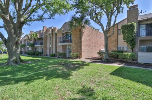 7007 Holiday Dr, Galveston, TX 77550-3027
