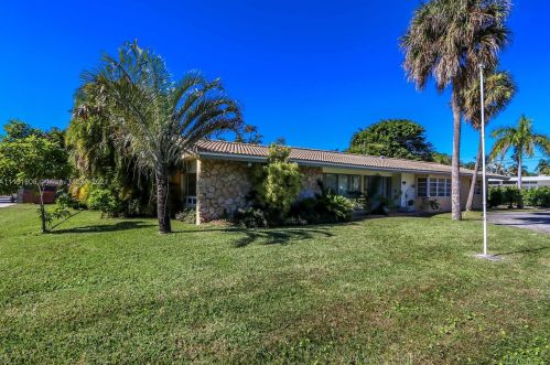 712 10th Ave, Hollywood FL  33019-1903 exterior