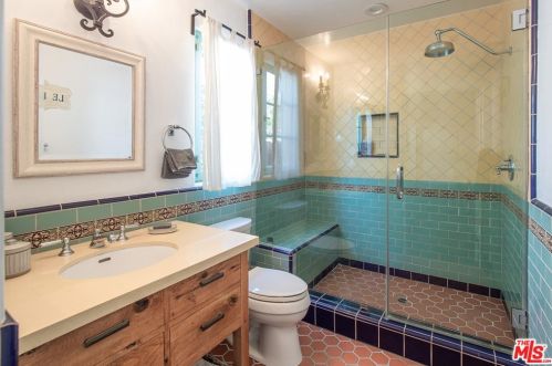 2621 Glenoaks Blvd, Glendale CA  91206-3108 exterior