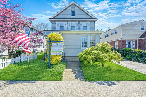 128 10th St, New Hyde Park, NY 11040-4205