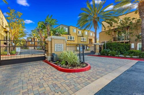 10 Bluefin Ct, Newport Beach, CA 92663-2777