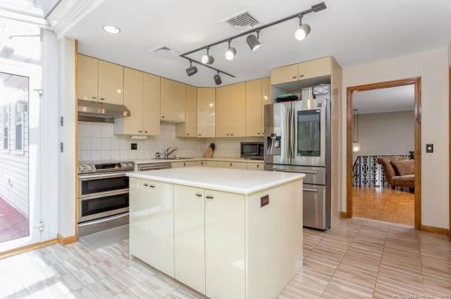 163 Barncroft Rd, Stamford CT 06902-1253 exterior